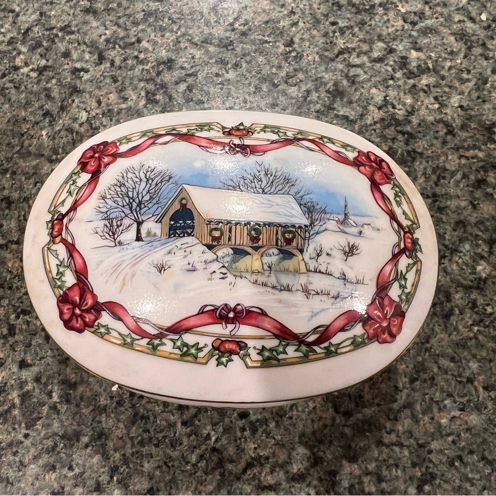 HERITAGE HOUSE Vintage 1991 Christmas Porcelain Music Box